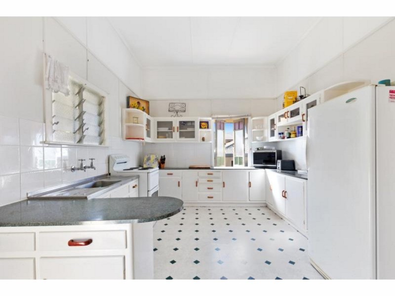 8 Brecknell Street, The Range QLD 4700